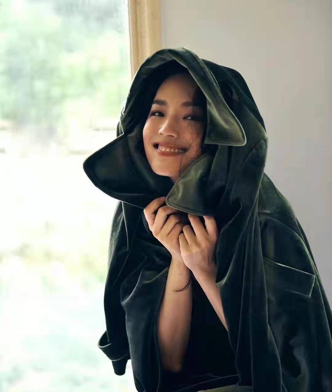 卷发她是娱乐圈最性感的女明星之一，这样说不过分吧？