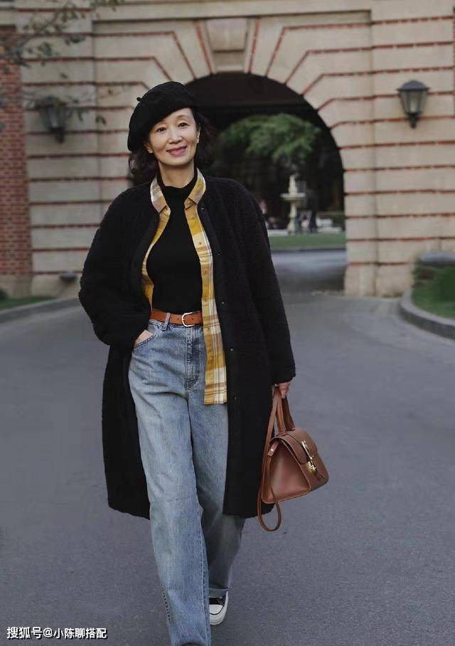 颜色 60岁妈妈比女儿会穿,秋天“大衣+毛衣”,越老越洋气优雅