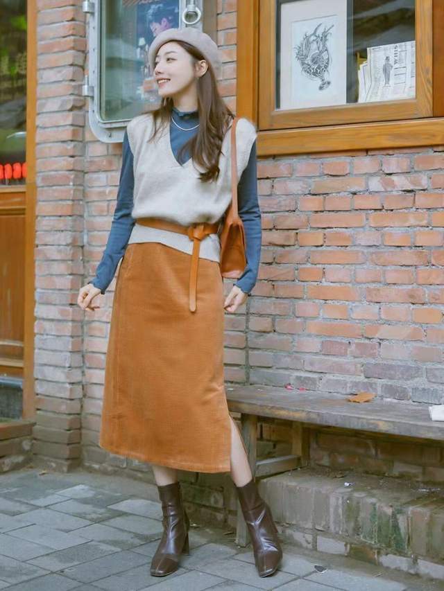 显得 女生博主秋冬穿搭指南，针织开衫搭配百褶半身裙，高贵优雅又温柔