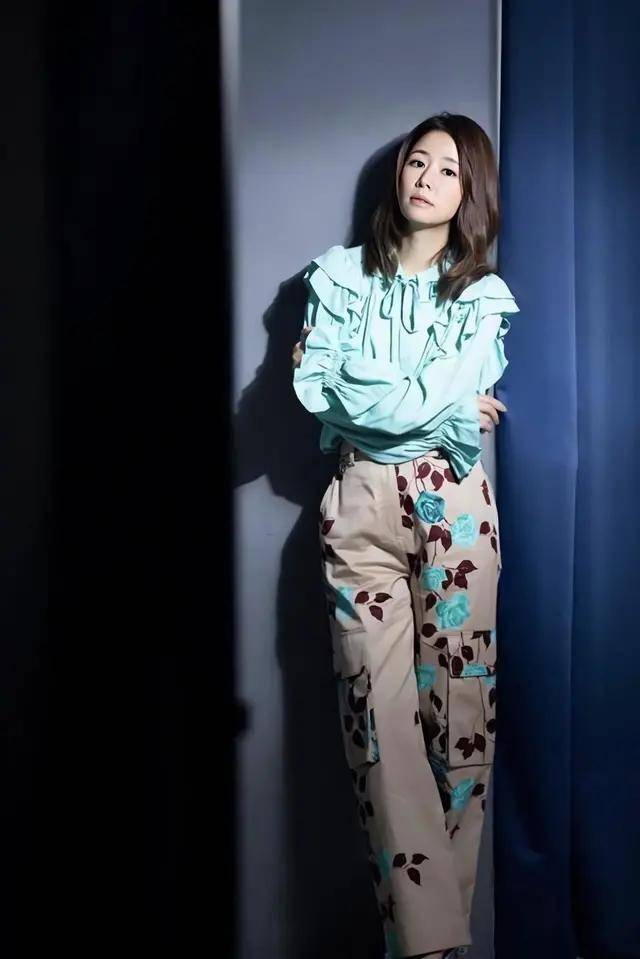马尾 林心如红毯造型美爆，穿灰色薄纱连衣裙配低马尾，气质无敌了