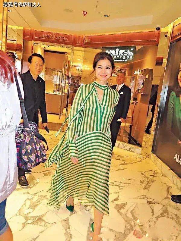 视觉 钟楚红果然是“一代女神”,条纹连衣裙配丸子头,回眸一笑好惊艳