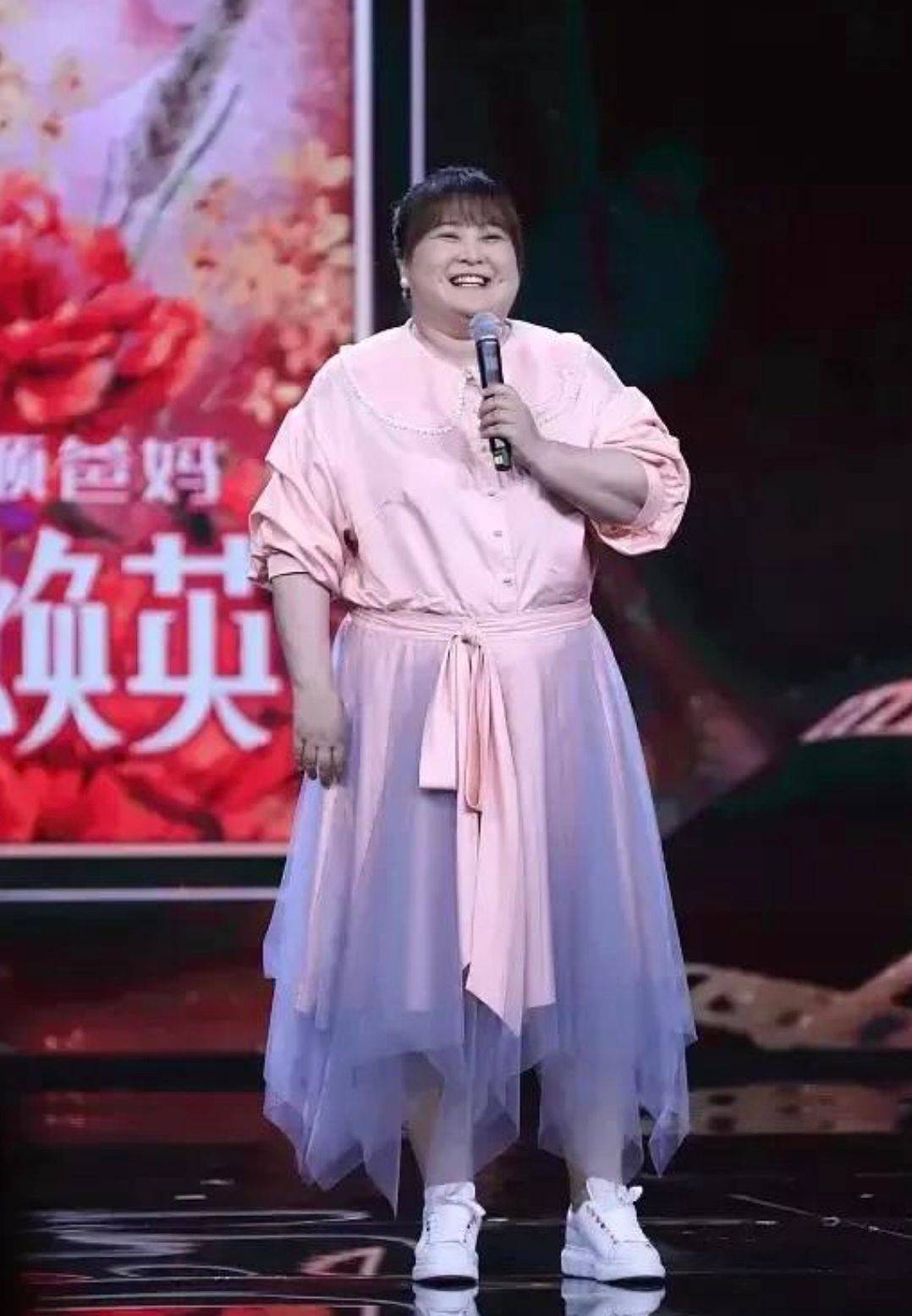 骨子里 贾玲胖得很坦荡,把仙气纱裙穿出“围裙”的感觉,骨子里依然自信