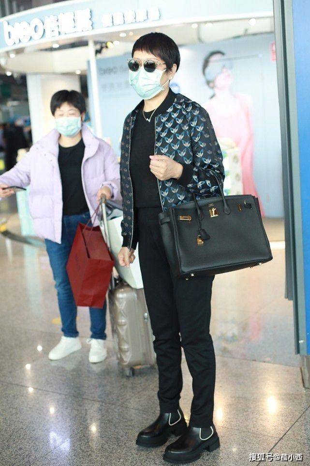 黑色 “国民婆婆”张凯丽气质无敌了，穿衬衫配短裤走机场，秀出豆腐腿