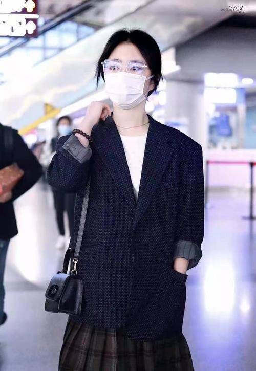 风衣 31岁谭松韵像18，红色碎花裙+风衣，时尚减龄还好看