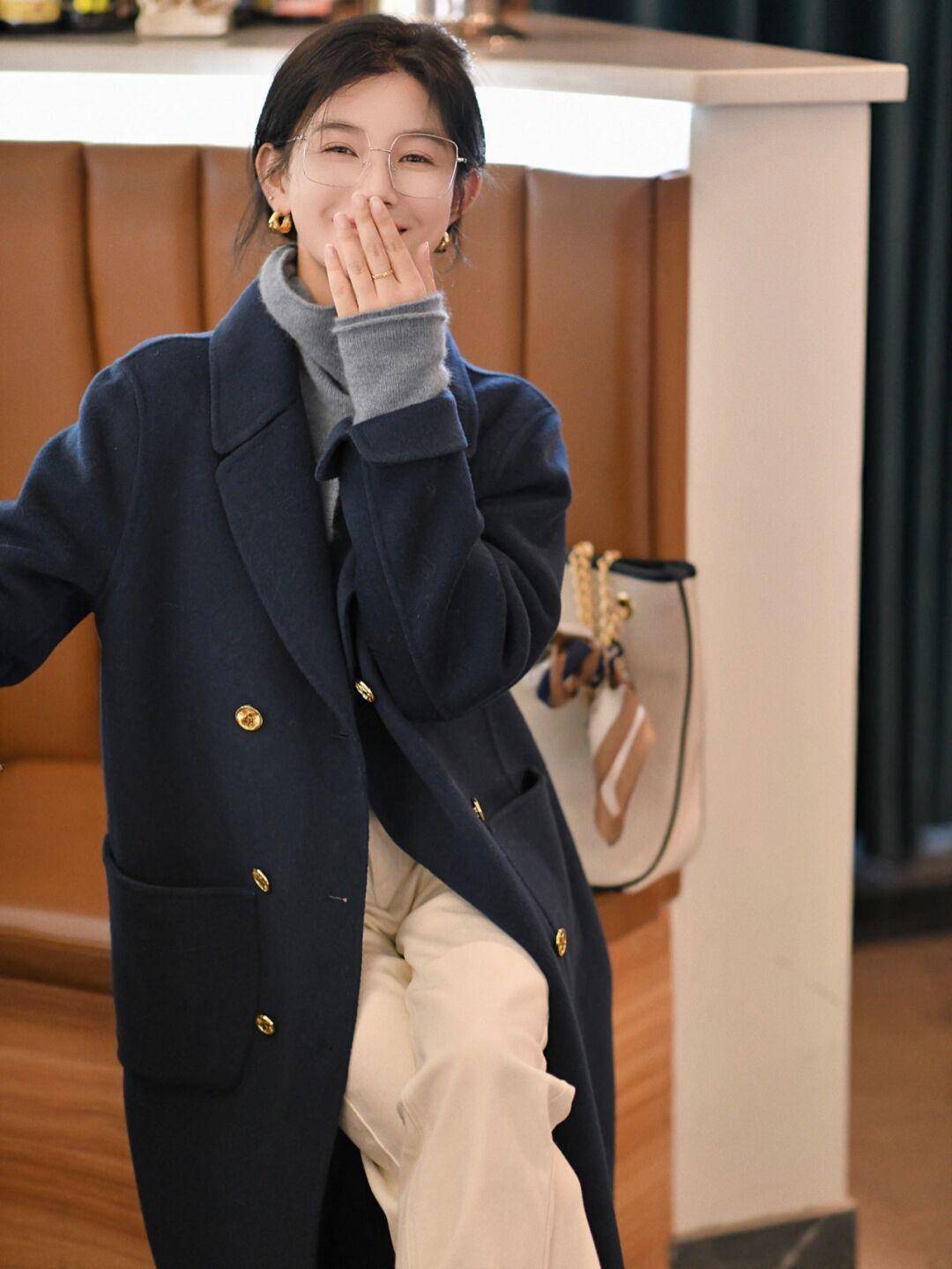 注入 这个秋天熟女都爱穿“大衣+高领衫”，优雅知性，关键还很保暖