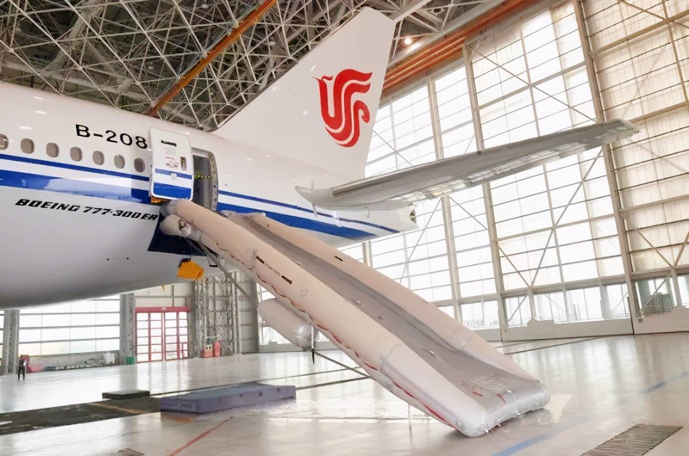 飞机放一次充气滑梯要花费几十万真的这么贵吗贵在哪