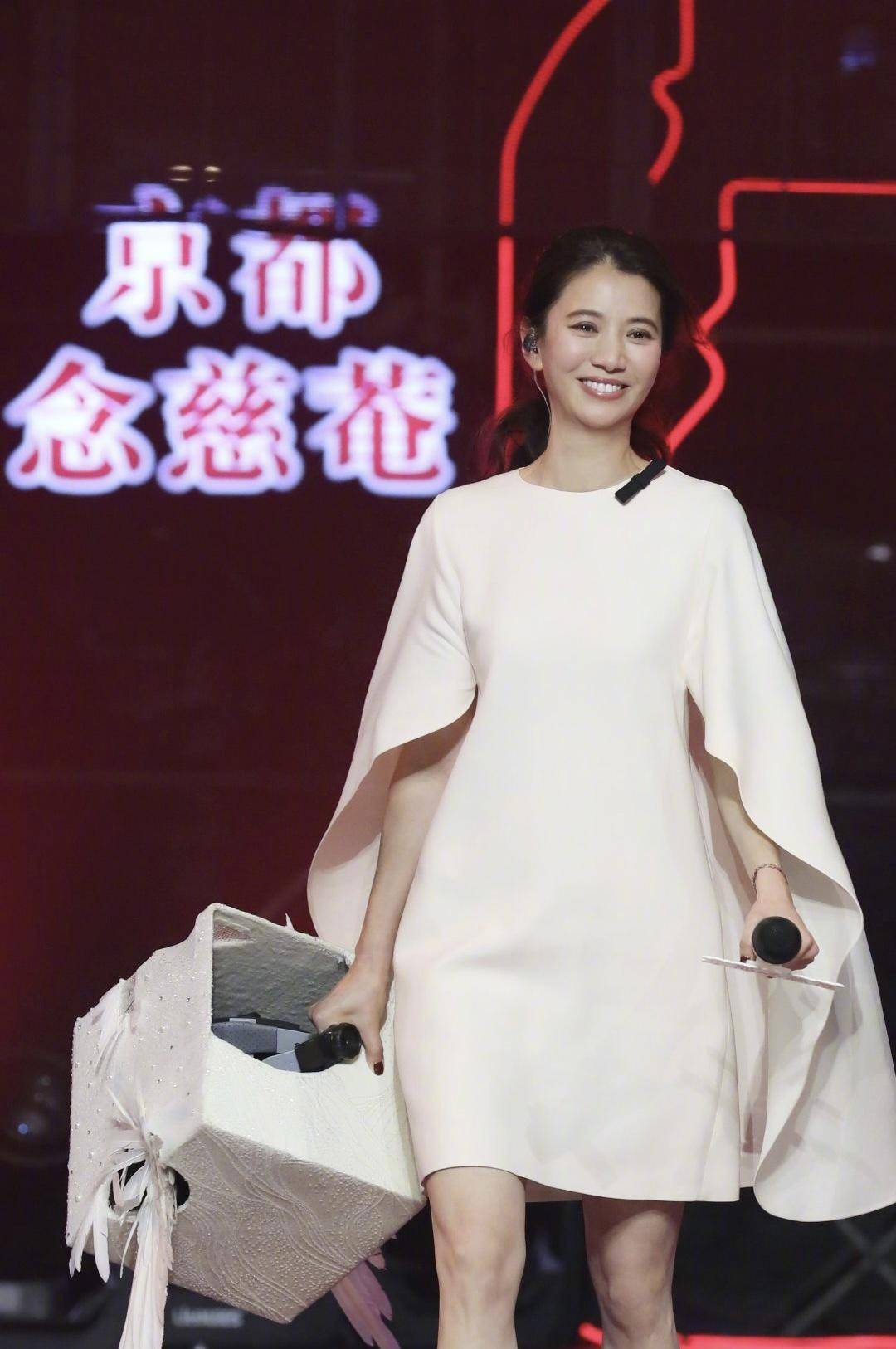 身材 袁咏仪不像50岁?穿印花裙配外套与老公同亮相,同龄人看了都羡慕