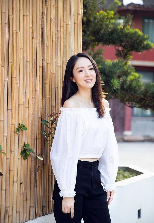 董璇 董璇的身材真不错，穿露脐装秀小蛮腰，看不出生过孩子的模样