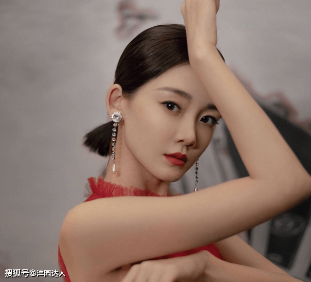 马尾 郑恺老婆苗苗长相清秀，穿红色连衣裙配低马尾，美得让人心动