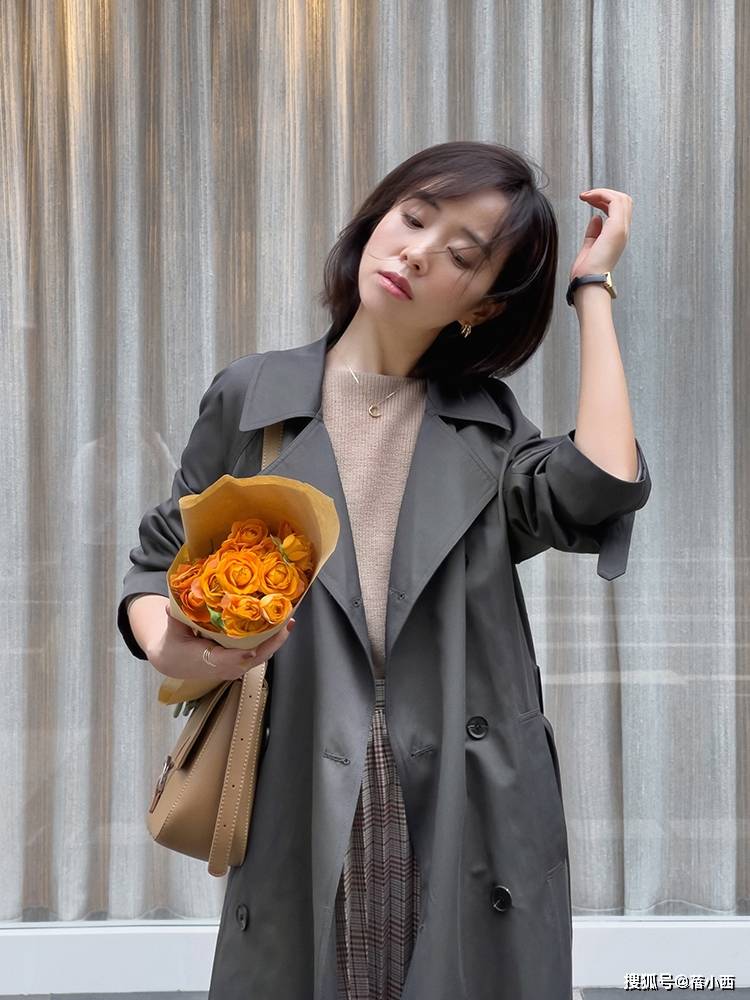 黑色 今年“风衣”才是最in的存在，搭配小黑裤、半身裙，显瘦又显高