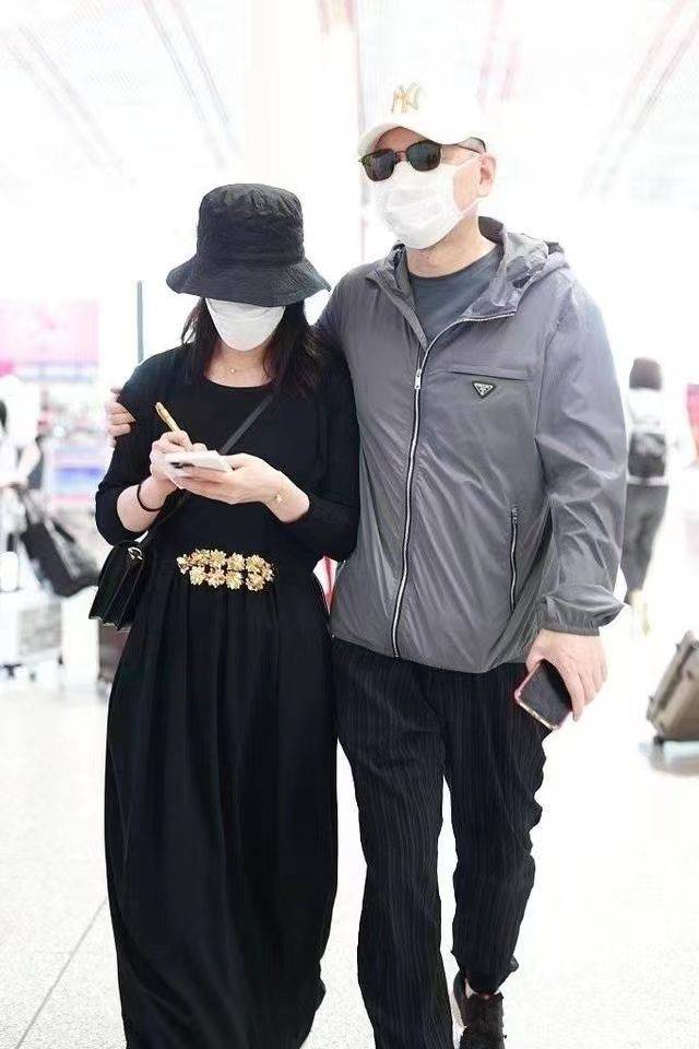 一身 陈建斌两口子走机场,蒋勤勤穿一身黑好显嫩,站一起不像只差5岁