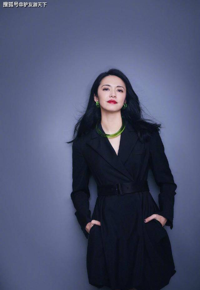 姚晨 姚晨这气质没谁了,穿蓝色缎面衬衫配紫色高开叉裙,高级又妩媚