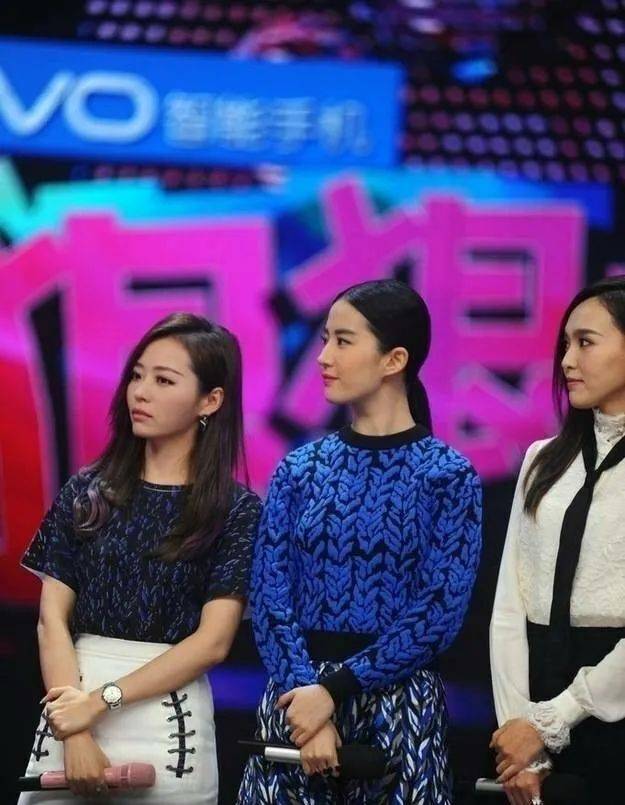2016年张靓颖和冯轲结婚,就邀请到了刘亦菲担任伴娘.