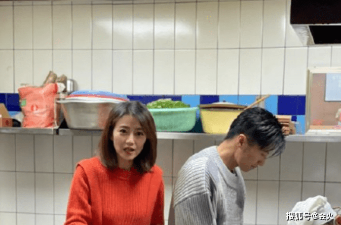 知名演员42岁高圆圆红裙亮相活动！生图下皮肤白皙紧致，获男演员高度夸赞