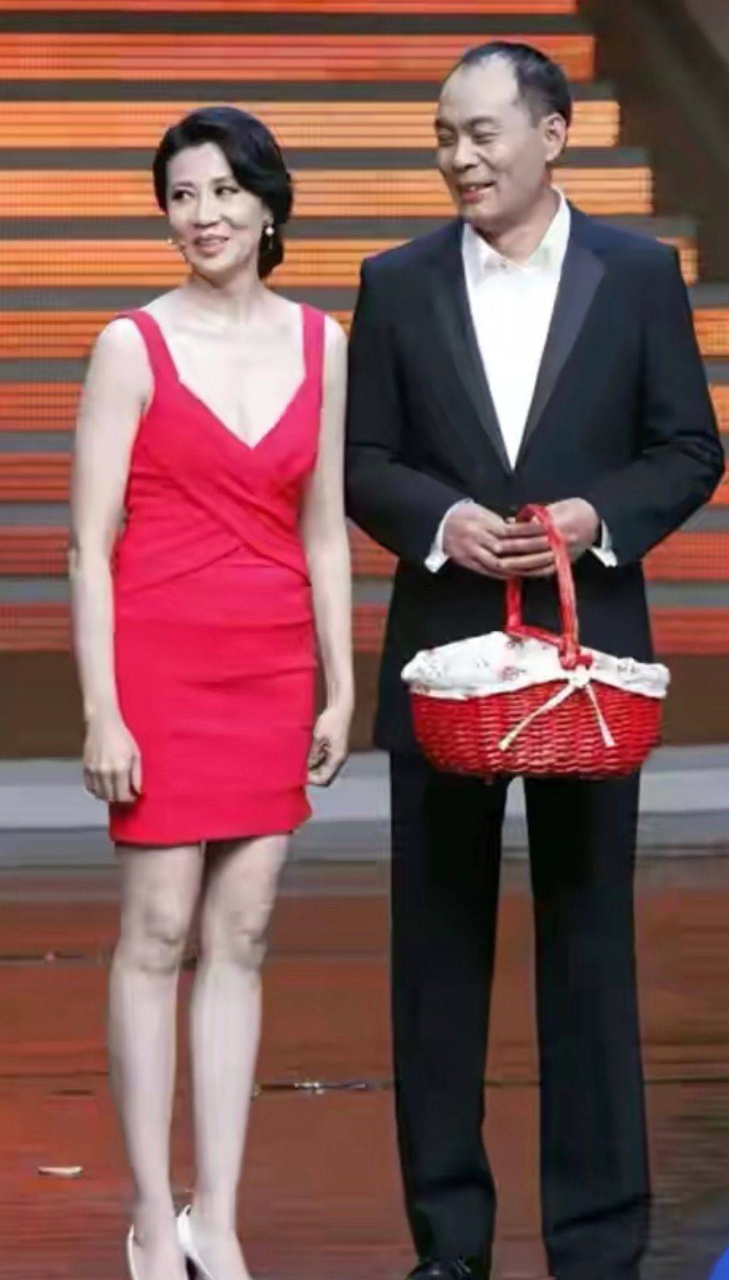 原创张光北带妻女走红毯老婆闺女穿国风裙身材抢镜自己反而成配角
