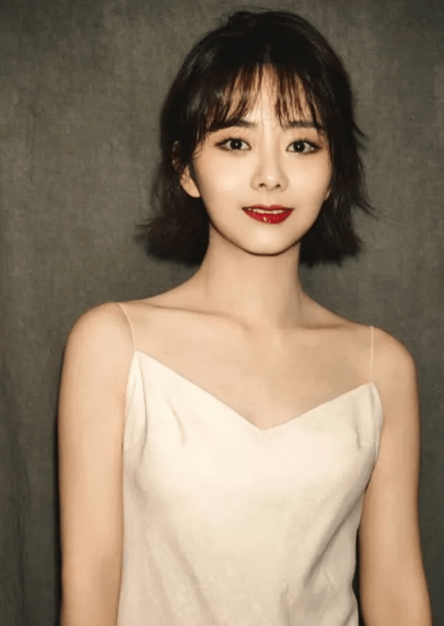 黑色 “学生妹”谭松韵,158的个子,却能穿出高个子的既视感