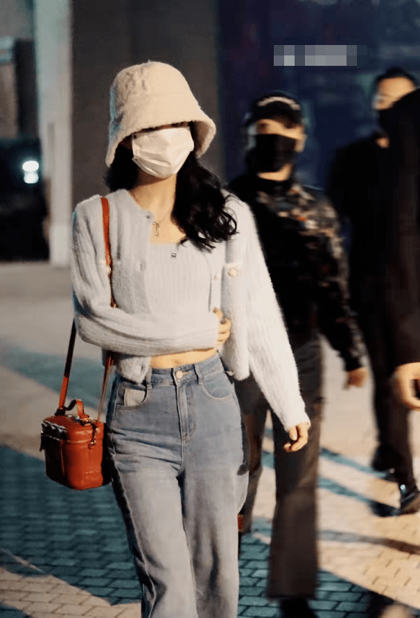 亮点 赵丽颖为了美太拼！深夜下班露肚脐不怕寒风吹，戴贝雷帽美貌开挂