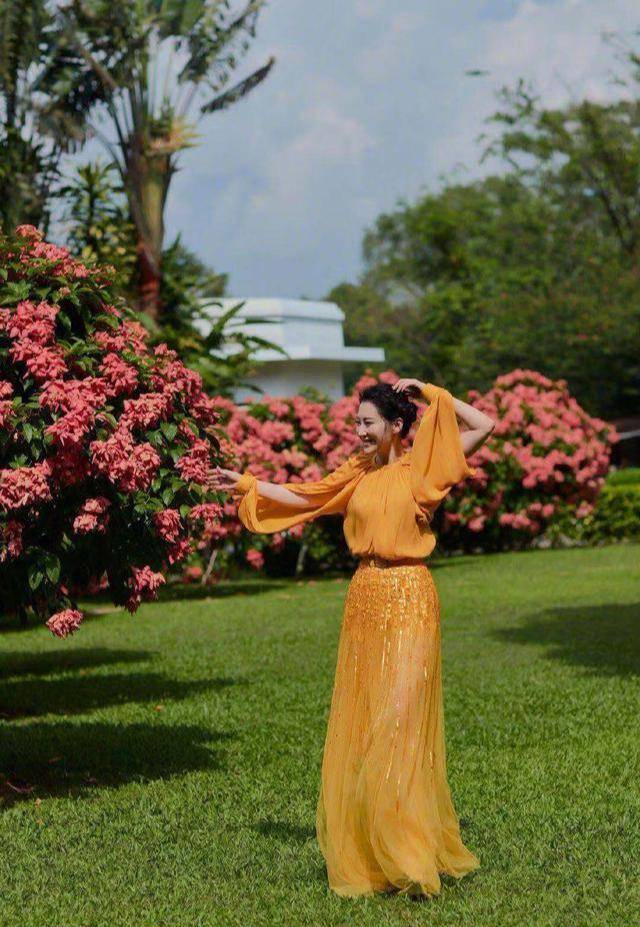 展现 许晴黄色长裙荡秋千，五十岁的许晴把生活过成了二十的样子