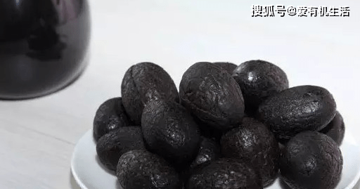 黑橄榄的果可生食,果肉腌制"榄角"(或称"榄豉")