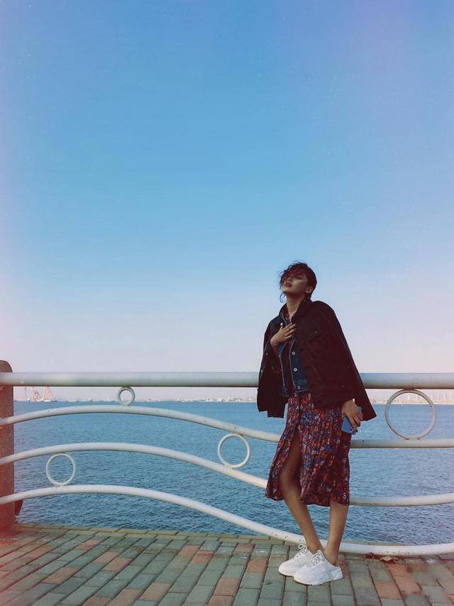 好身材 辛芷蕾真会玩，穿碎花裙得搭两件外套，不仅不土反而更有时尚感