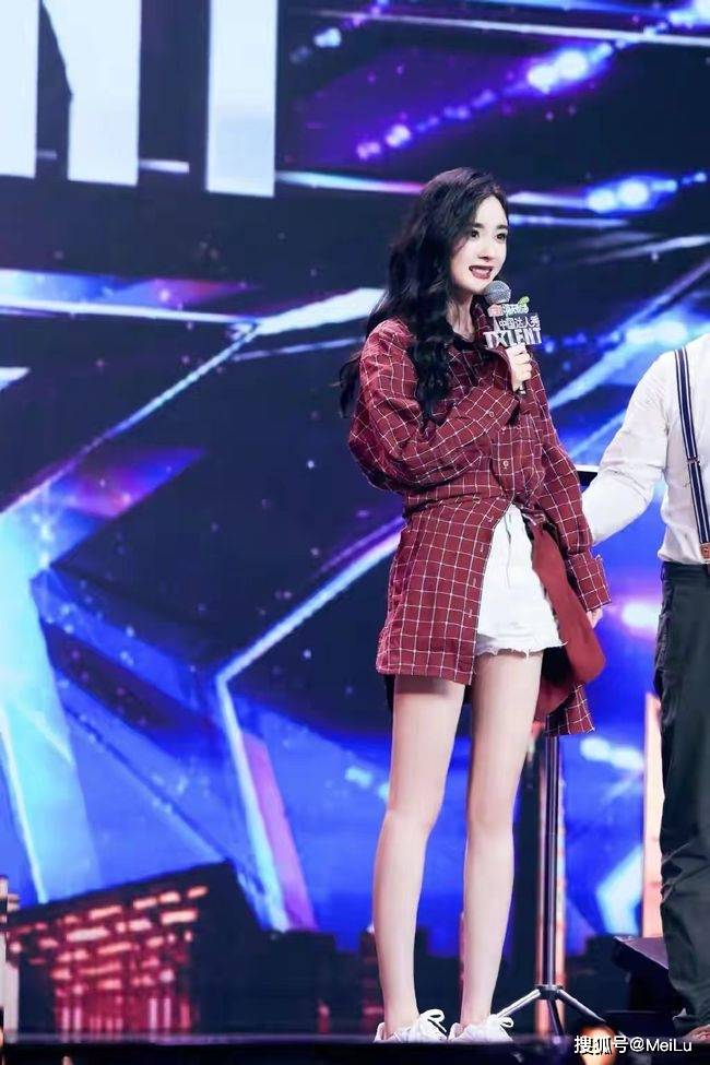 杨幂 杨幂上演“长腿杀”，格子私服穿搭太难拒
