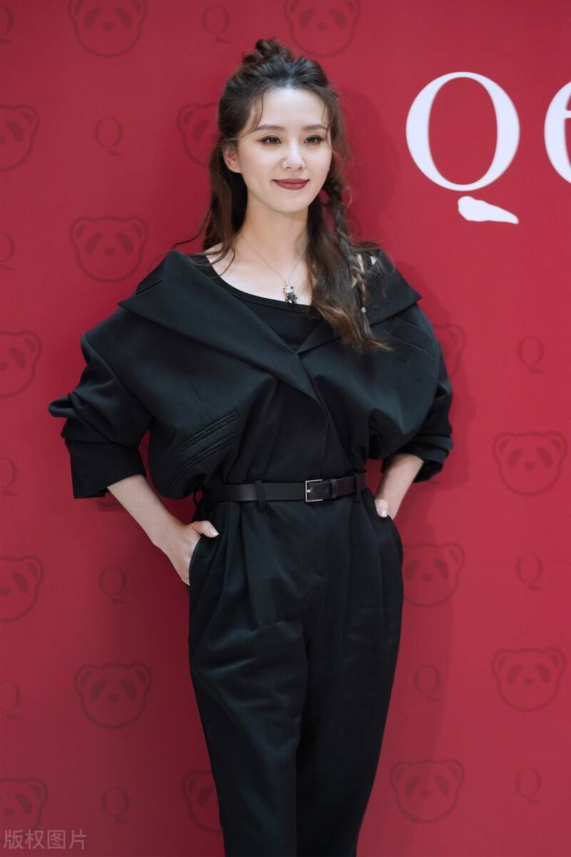 西裤 刘诗诗当妈后“胖不少”,绑腰带都看不出腰身,小露香肩还是迷人