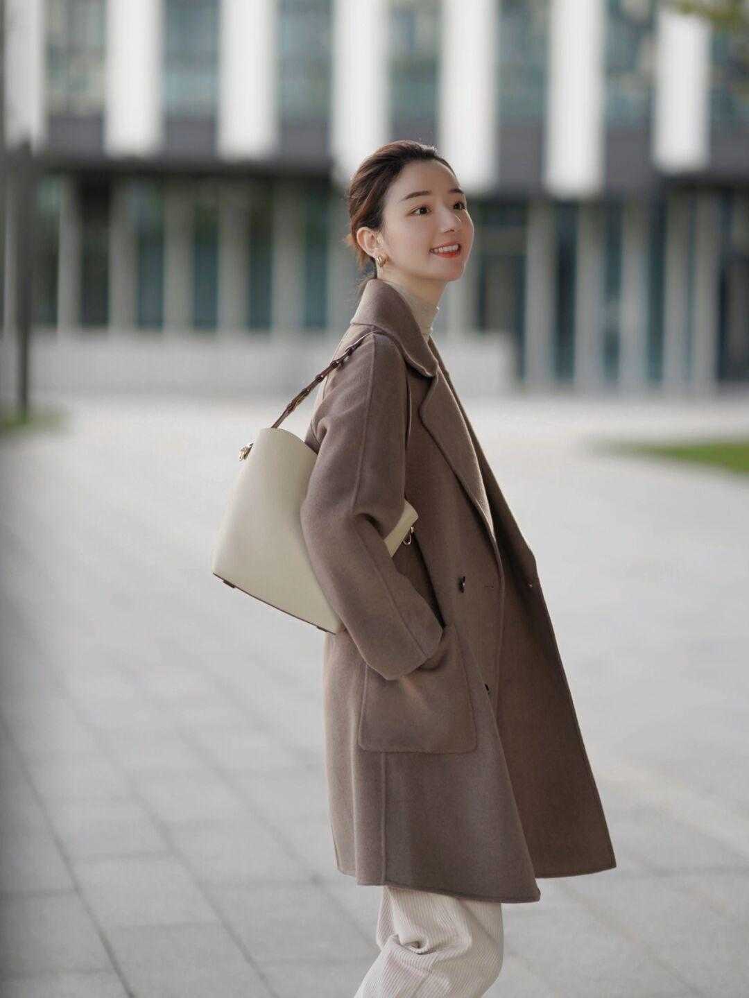 设计 秋冬季,时尚博主都爱用“大衣+针织衫+白色长款”,高级又时髦