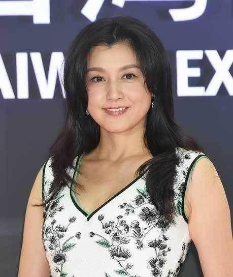 显得 藤原纪香的气质“没得挑”，一袭红色连衣裙优雅精致，复古时髦