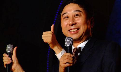 冯巩|冯巩不愧是老艺术家，大早上为环卫工人送早餐，态度亲和接地气