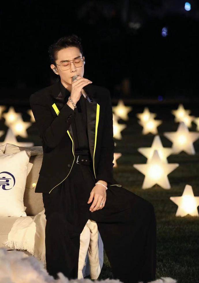 接下来李承铉应该能够接到很多工作,只要他将普通话练好,除了唱歌还能