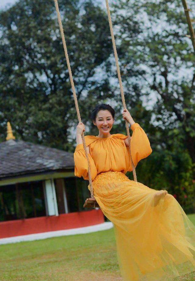 展现 许晴黄色长裙荡秋千，五十岁的许晴把生活过成了二十的样子