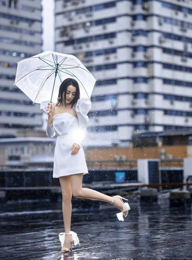 塑料 热巴久违的名场面曝光！穿白色礼服站在雨天里，打塑料伞有奢华感