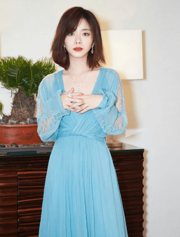 黑色 “学生妹”谭松韵,158的个子,却能穿出高个子的既视感