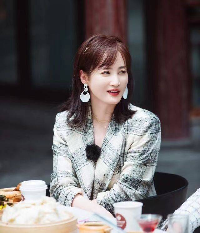 一身 陈建斌两口子走机场,蒋勤勤穿一身黑好显嫩,站一起不像只差5岁