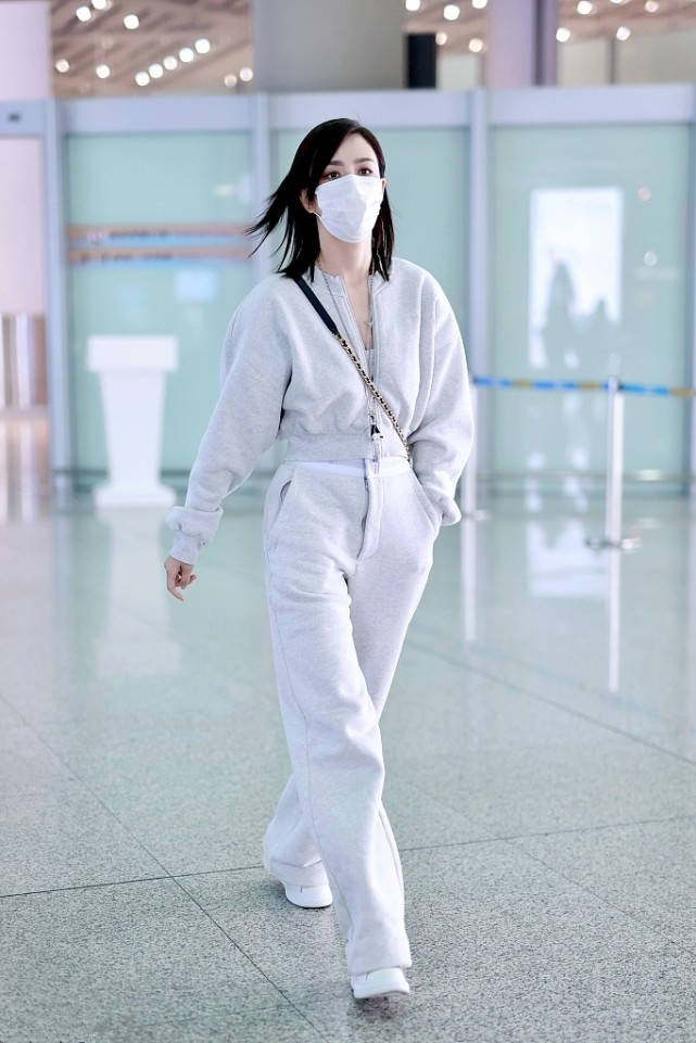 卫衣 佟丽娅越来越年轻？穿一套卫衣套装走机场，气质变得好极了！