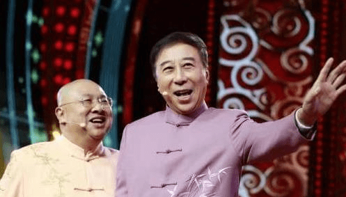 冯巩|冯巩不愧是老艺术家，大早上为环卫工人送早餐，态度亲和接地气