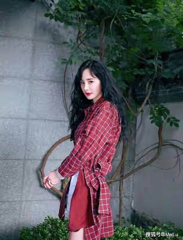 杨幂 杨幂上演“长腿杀”，格子私服穿搭太难拒