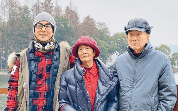 生活|任贤齐出名多年，父母仍住在挂满儿子海报的旧屋里，为啥老人不愿去儿女身边？