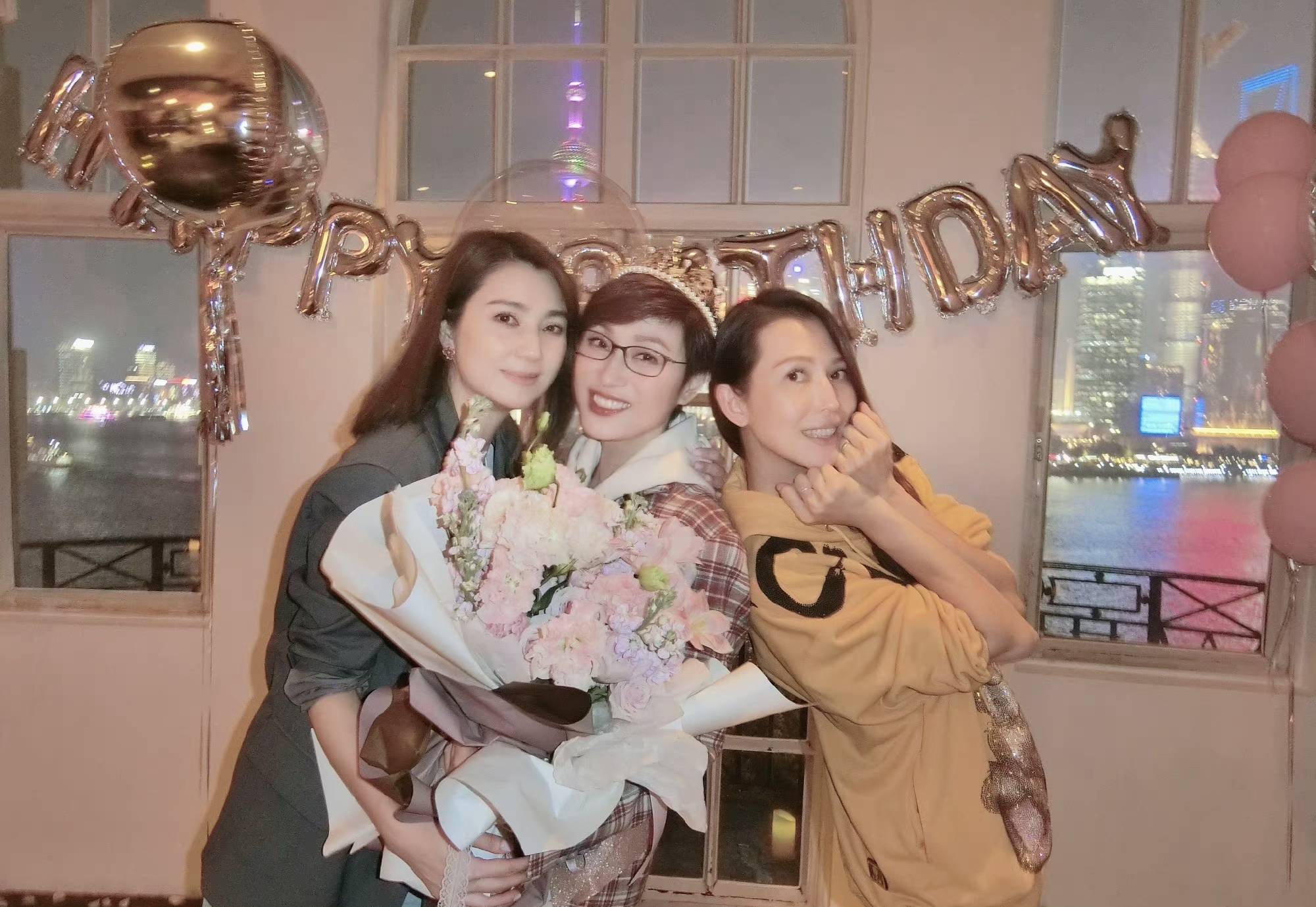 陈法蓉晒照庆祝55岁生日蔡少芬现身派对强吻闺蜜单身更快乐