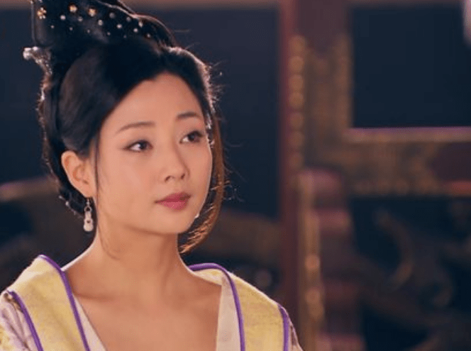 而到了她33岁主演《武则天秘史》里的少女时期的武媚娘也不违和,她将