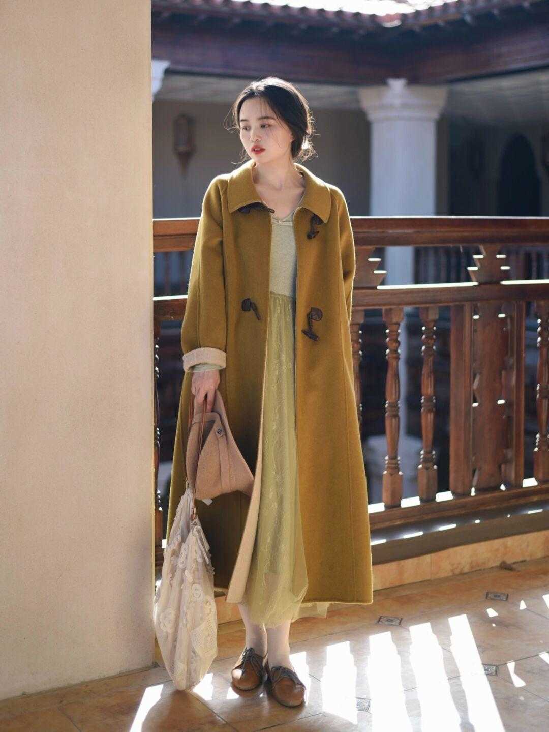 设计 秋冬季,时尚博主都爱用“大衣+针织衫+白色长款”,高级又时髦