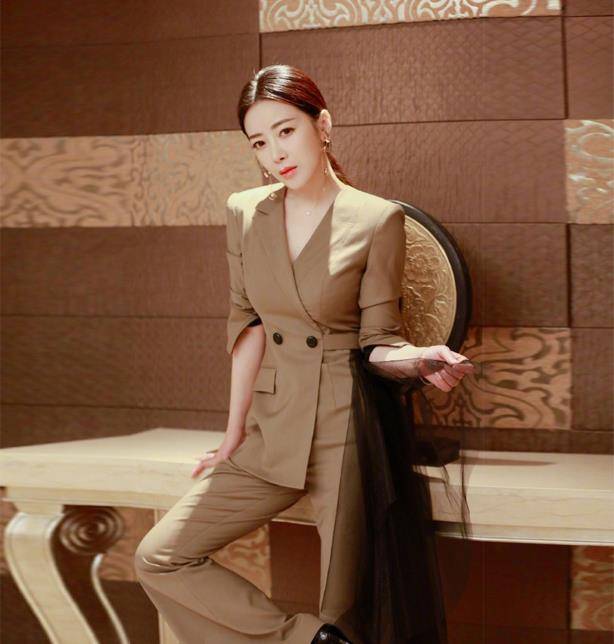 胡杏儿 胡杏儿陈紫函同台比美,差两岁气质大不同,41岁陈紫函西装更显嫩