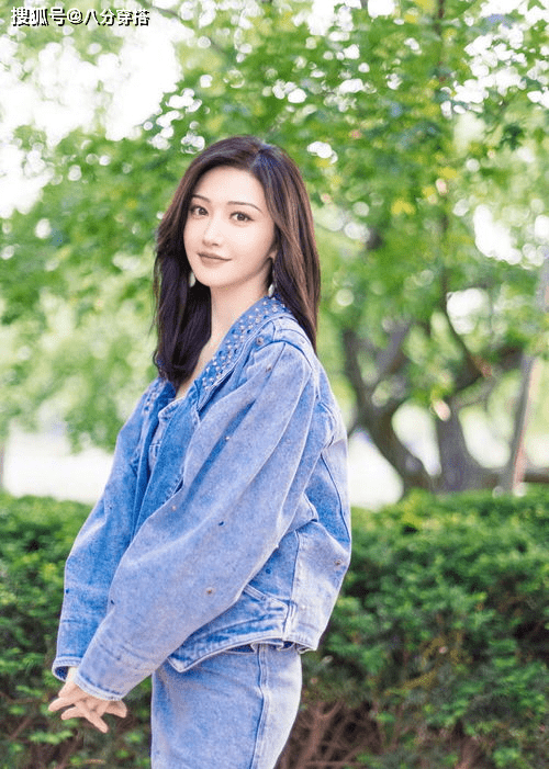 景甜 景甜胆子真大，穿一袭拼接亮片裙也不显俗气，高挑时髦真有气场