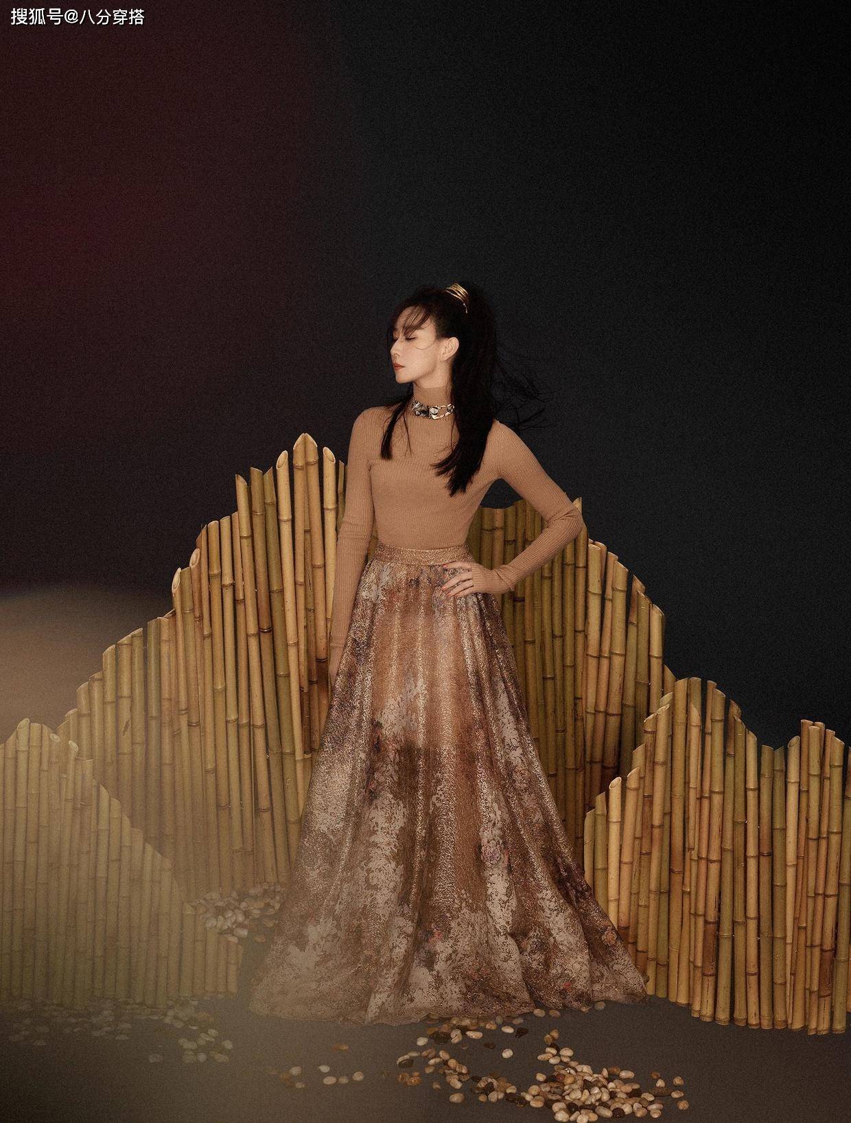 一身 阔太胡静气质真不错，穿黑色西装还搭配鱼骨抹胸，藏不住的高贵范