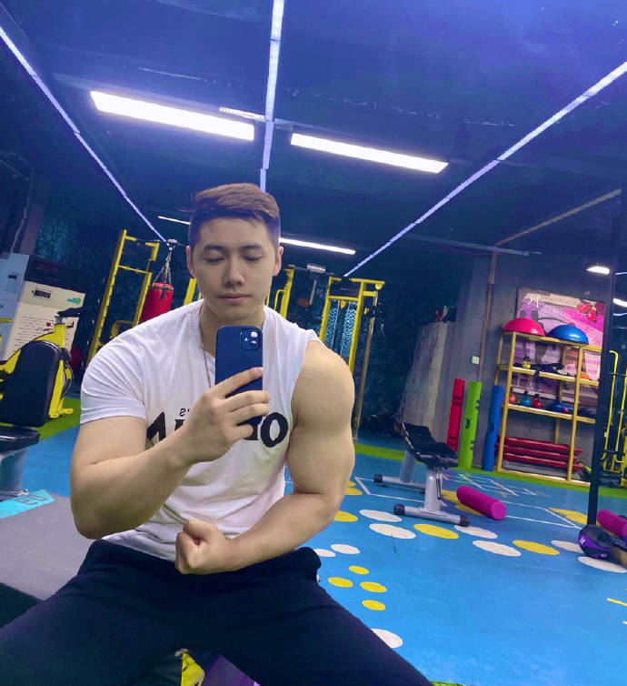 25歲大慶小伙擼鐵成癮，打造出飽滿的身材維度，擁有健壯麒麟臂！ 健身減肥達人 第1张