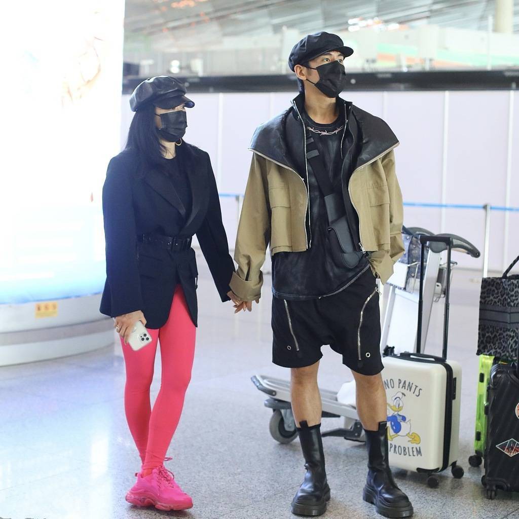 颜色 钟丽缇品味真别致，用西装混搭粉色健身裤，意外高级又洋气