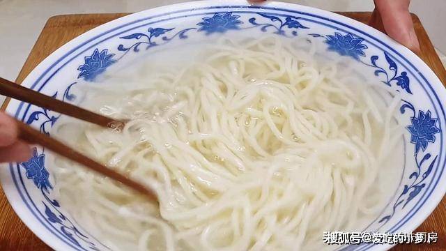 做法|适合夏天吃的早餐,清爽解暑,爽辣开胃,一次两碗不够吃,真香