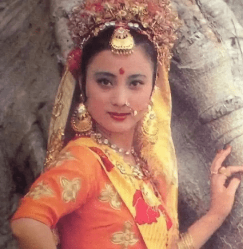 设计 李玲玉与金铭都有娃娃脸，同穿礼服还手牵手，站一起看着挺像母女