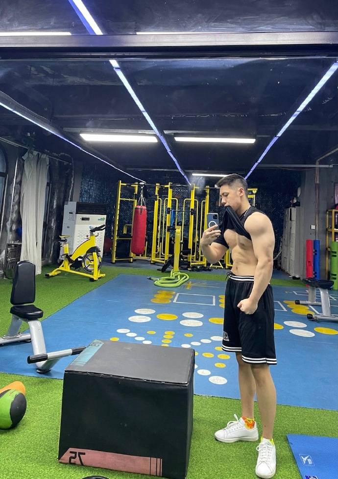 25歲大慶小伙擼鐵成癮，打造出飽滿的身材維度，擁有健壯麒麟臂！ 健身減肥達人 第7张