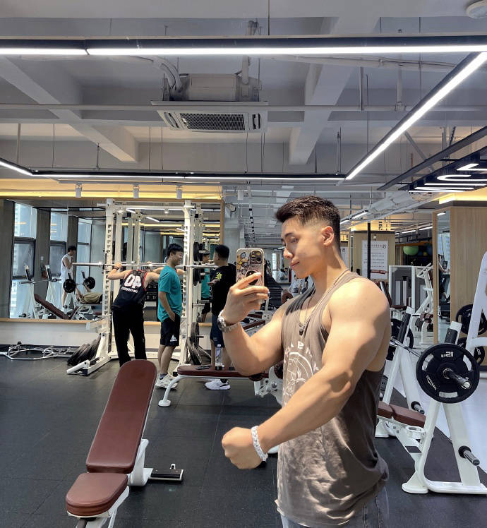 25歲大慶小伙擼鐵成癮，打造出飽滿的身材維度，擁有健壯麒麟臂！ 健身減肥達人 第11张
